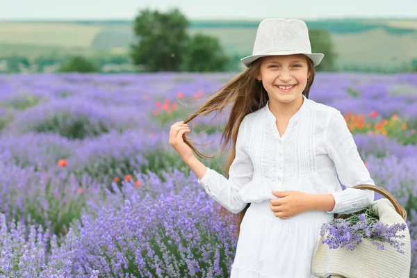 Dívka Levandulové Pole Krásný Portrét Bílé Šaty Letní Krajina — Stock fotografie