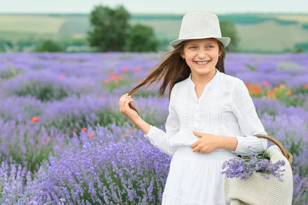 Menina Está Campo Lavanda Belo Retrato Vestido Branco Paisagem Verão — Fotografia de Stock