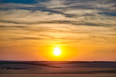 güzel gün batımı ve alan olarak arka plan, renkli bulutlar gökyüzünde