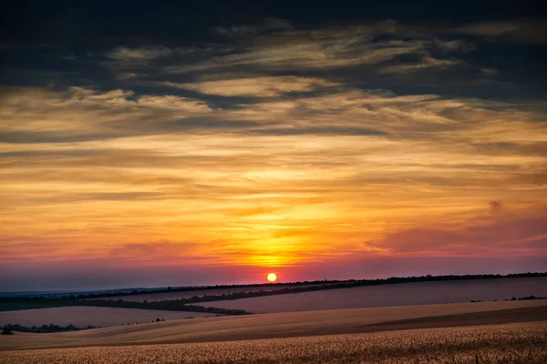 Hermoso Atardecer Cielo Campo Como Fondo Nubes Colores — Foto de Stock