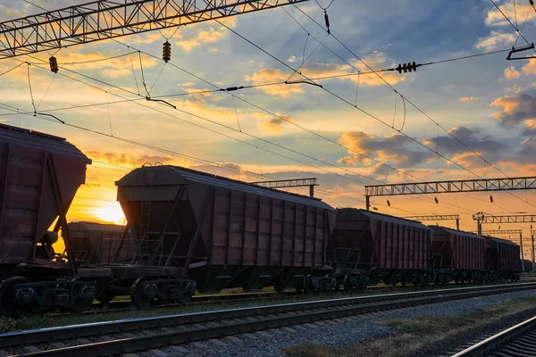 Spoorinfrastructuur Tijdens Prachtige Zonsondergang Kleurrijke Lucht Motorrijtuig Voor Droge Lading — Stockfoto