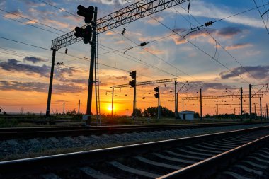 güzel gün batımı ve renkli gökyüzü, vagon ve trafik ışıkları, ulaşım ve Sanayi kavramı sırasında demiryolu altyapı