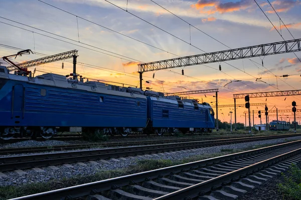 Железнодорожная Инфраструктура Время Красивого Заката Красочное Небо Поезда Вагоны Транспорт — стоковое фото