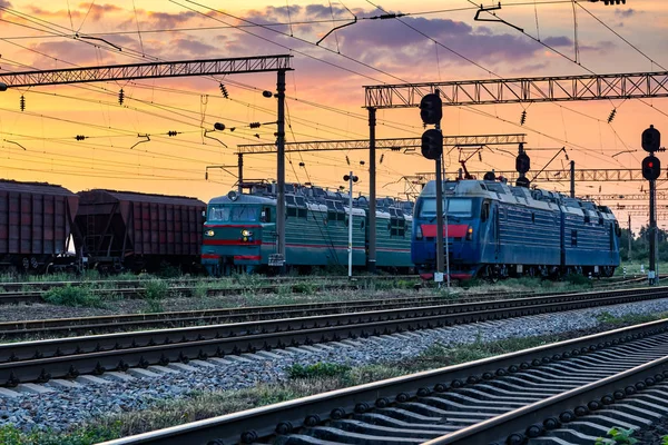 Σιδηροδρόμου Υποδομής Κατά Ηλιοβασίλεμα Και Πολύχρωμο Ουρανό Τρένα Και Βαγόνια — Φωτογραφία Αρχείου