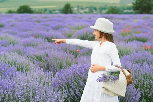 Lavanta alan, güzel portre, beyaz elbise, yaz yatay bir kızdır