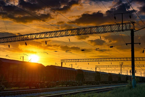 美しい夕日とカラフルな空 乾燥した貨物 産業概念の鉄道車両の中に鉄道インフラ — ストック写真