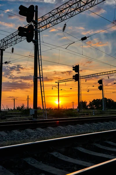 Spoorinfrastructuur Tijdens Prachtige Zonsondergang Kleurrijke Hemel Motorrijtuig Verkeerslichten Transport Industrieel — Stockfoto
