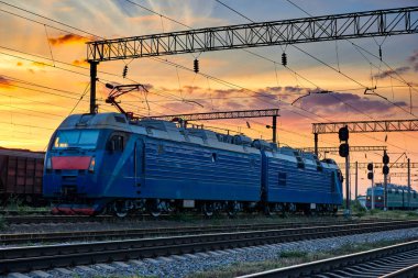 güzel gün batımı ve renkli gökyüzü, trenler ve vagonlar, ulaşım ve Sanayi kavramı sırasında demiryolu altyapı