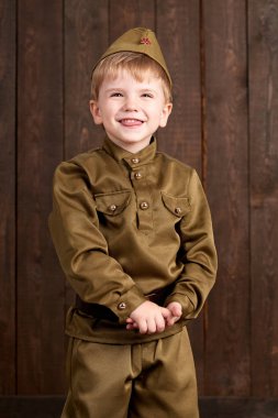 Çocuk retro askeri üniformalı asker gibi giyinmiş