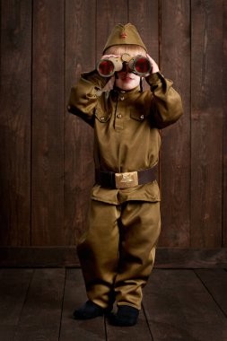 Çocuk retro askeri üniformalı asker gibi giyinmiş