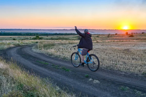 Mann Fährt Abends Mit Fahrrad Auf Dem Feld — Stockfoto