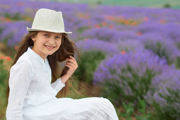 Barn Tjej Lavendelfält Vackra Porträtt Face Närbild Sommarlandskap — Stockfoto