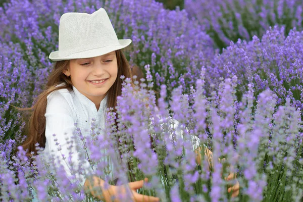 Menina Está Campo Lavanda Belo Retrato Close Rosto Paisagem Verão — Fotografia de Stock