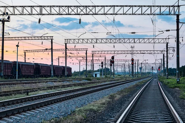 在美丽的日落和多彩的天空 铁路基础设施 交通和工业概念的干货轨道车 — 图库照片