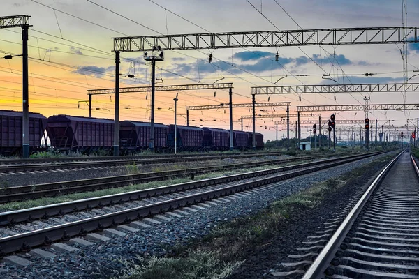 美しい夕日とカラフルな空 鉄道国土交通省産業概念の中に乾燥した貨物用気動車 — ストック写真