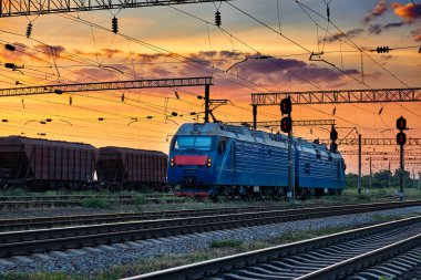 trenler ve vagonlar, demiryolu altyapısı, güzel gün batımı ve renkli gökyüzü, ulaşım ve Sanayi kavramı