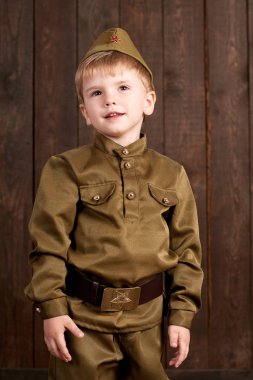 Çocuk retro askeri üniformalı asker gibi giyinmiş