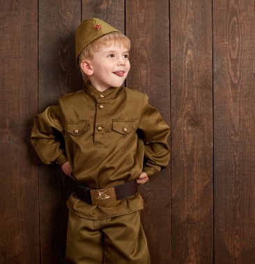 Çocuk retro askeri üniformalı asker gibi giyinmiş