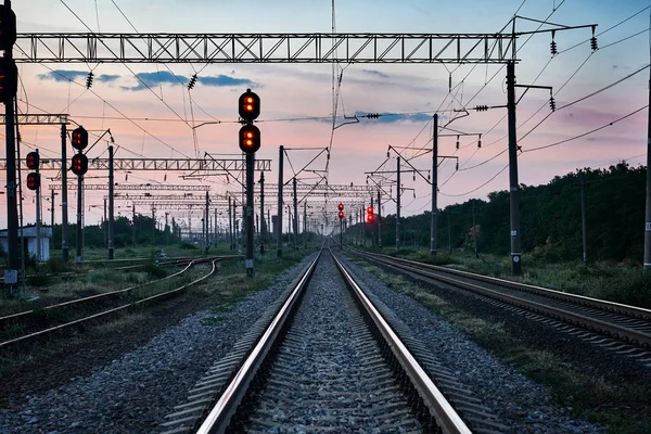 Spoorweg Verkeerslichten Infrastructuur Tijdens Prachtige Zonsondergang Kleurrijke Hemel Transport Industrieel — Stockfoto