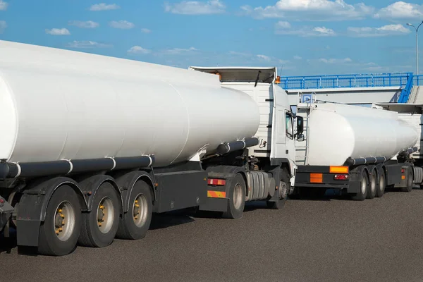 Witte Tank Vrachtwagens Weg Duidelijk Ruimte Kant Van Stortbak Olie — Stockfoto