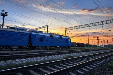 güzel gün batımı ve renkli gökyüzü, trenler ve vagonlar, ulaşım ve Sanayi kavramı sırasında demiryolu altyapı