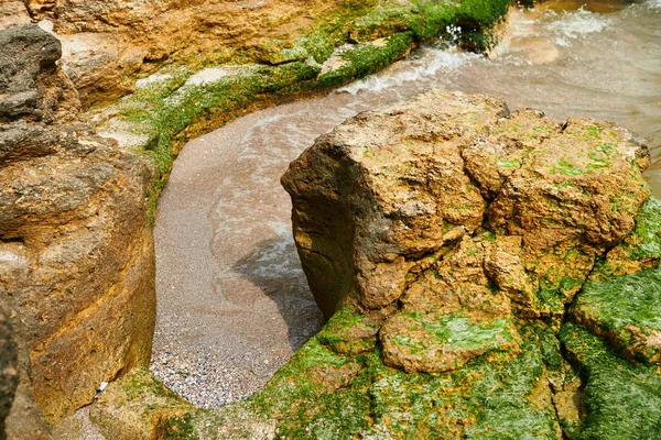 Krásné Moře Krajina Closeup Kamene Pláž Moře Pobřeží Vysokými Kopci — Stock fotografie