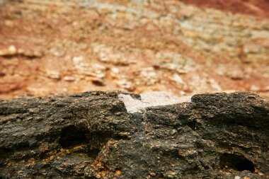 güzel deniz manzara, portre sahilde, Yalı yüksek tepeler, vahşi doğa ile taştan
