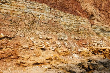 güzel deniz manzara, portre sahilde, Yalı yüksek tepeler, vahşi doğa ile taştan