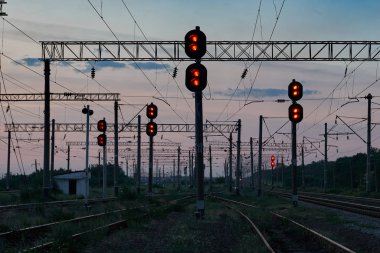 Tren trafik ışıkları ve altyapı güzel gün batımı, renkli gökyüzü, ulaşım ve Sanayi kavramı sırasında