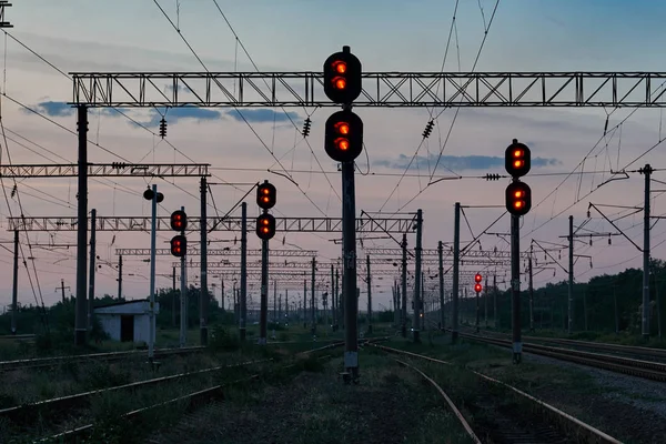 Železniční Semafor Infrastruktury Během Krásný Západ Slunce Barevné Nebe Dopravní — Stock fotografie