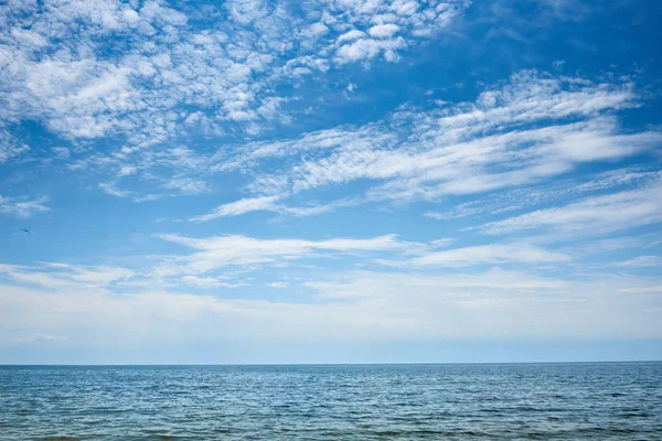 Güzel Deniz Yaz Manzara Bulutlu Gökyüzü Güneş Işığı Ile — Stok fotoğraf