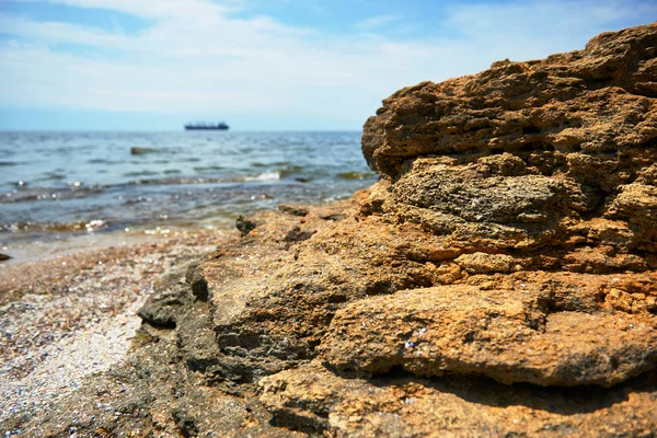 Piękny Krajobraz Zbliżenie Kamienia Plaży Wybrzeża Morza Wysokiego Wzgórza Dzikiej — Zdjęcie stockowe