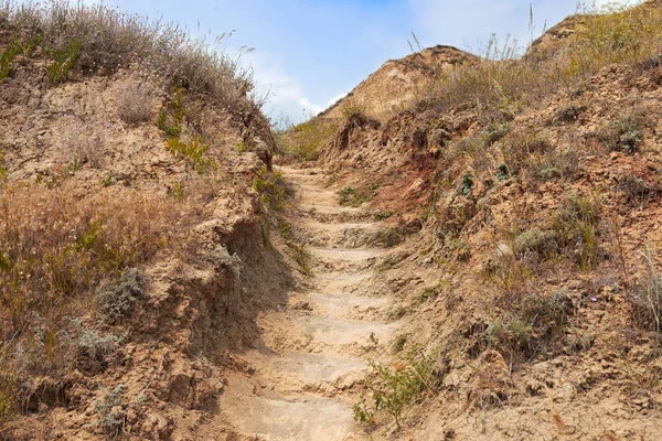 gökyüzü bir yüksek tepe, güzel kıyı peyzaj, seyahat kavramı üzerinde yolu