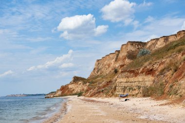 güzel deniz yaz manzara, vahşi plaj portre, Yalı yüksek tepeler ve bulutlu gökyüzü ile