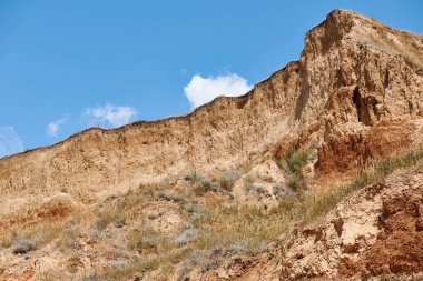 güzel deniz yaz manzara, vahşi plaj portre, Yalı yüksek tepeler ve bulutlu gökyüzü ile