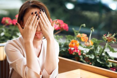 Kahve içme ve eğlenmek kafeteryada genç kadın