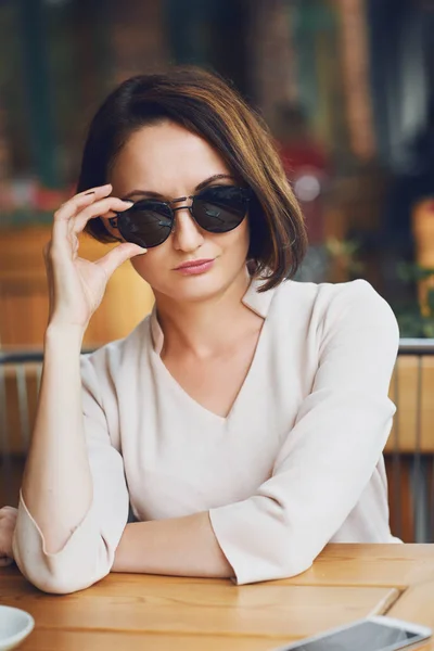 Jeune Femme Boit Café Cafétéria Pose Avec Des Lunettes Soleil — Photo