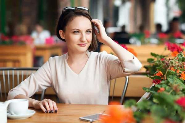 Tânără Bea Cafea Cantină Pozează Ochelari Soare — Fotografie, imagine de stoc