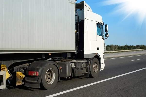Een Truck Met Container Weg Zijaanzicht Met Lege Ruimte Vrij — Stockfoto