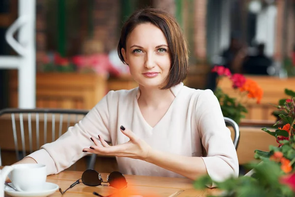 Młoda Kobieta Pije Kawę Kawiarni Pozowanie Okulary — Zdjęcie stockowe