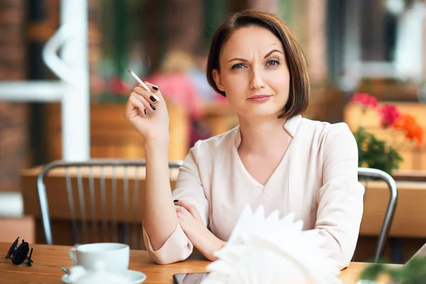 Tânără Fumează Tutun Într Cafenea — Fotografie, imagine de stoc