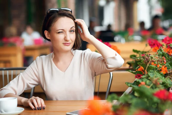年轻女子在自助餐厅喝咖啡 用墨镜摆造型 — 图库照片