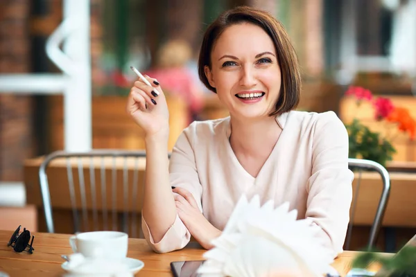 Tânără Fumează Tutun Într Cafenea — Fotografie, imagine de stoc