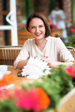 Genç kadın kafeteryada kahve içer