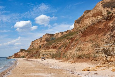 güzel deniz yaz manzara, vahşi plaj portre, Yalı yüksek tepeler ve bulutlu gökyüzü ile