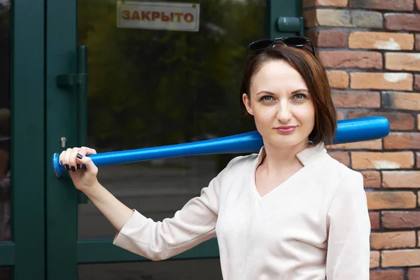 Het Meisje Met Honkbalknuppel Staat Bij Gesloten Deur Van Winkel — Stockfoto