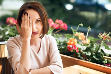 Kahve içme ve eğlenmek kafeteryada genç kadın