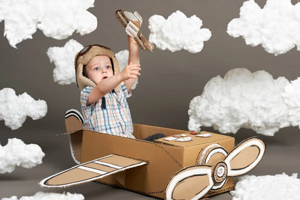 Αγόρι Που Παίζει Ένα Αεροπλάνο Από Χαρτόκουτο Και Ονειρεύεται Γίνει — Φωτογραφία Αρχείου