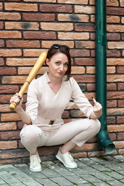 Young Girl Baseball Bat Shows Fuck Gesture Poses Back Street — Stock Photo, Image