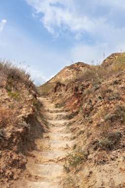 gökyüzü bir yüksek tepe, güzel kıyı peyzaj, seyahat kavramı üzerinde yolu